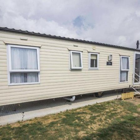 Impeccable 4-Bed Caravan In Clacton-On-Sea Kültér fotó