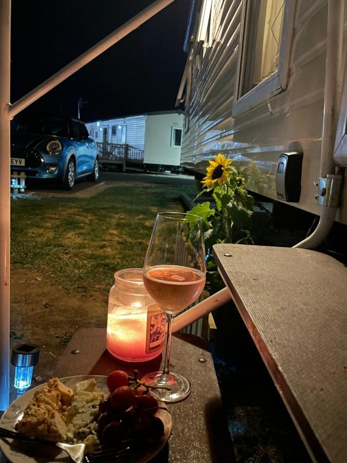 Impeccable 4-Bed Caravan In Clacton-On-Sea Kültér fotó