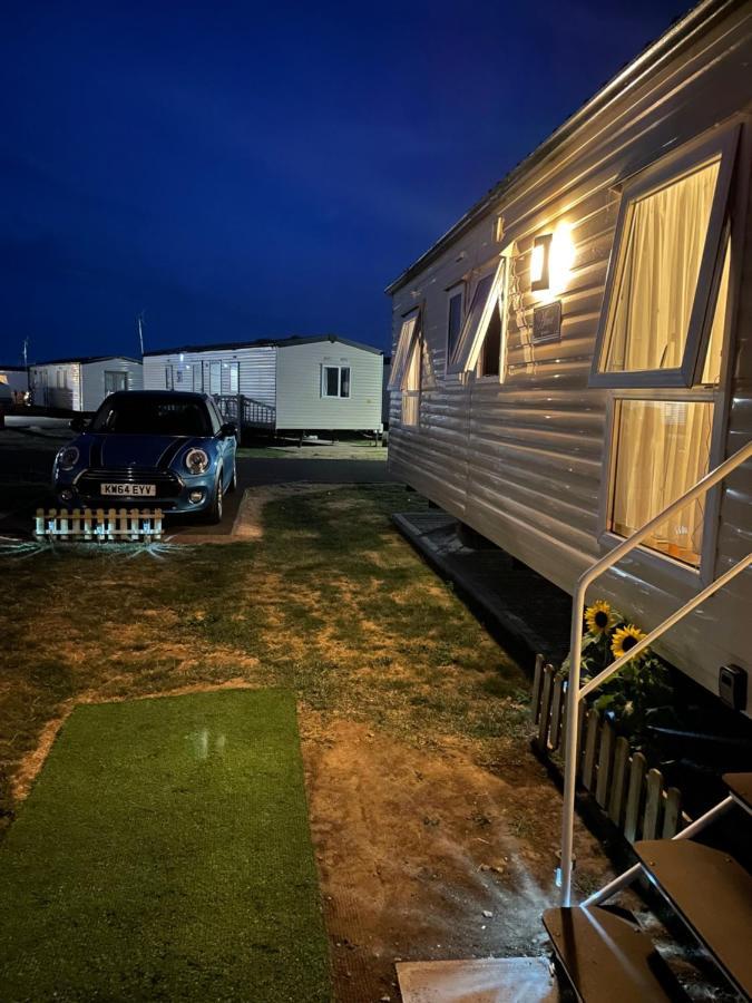 Impeccable 4-Bed Caravan In Clacton-On-Sea Kültér fotó