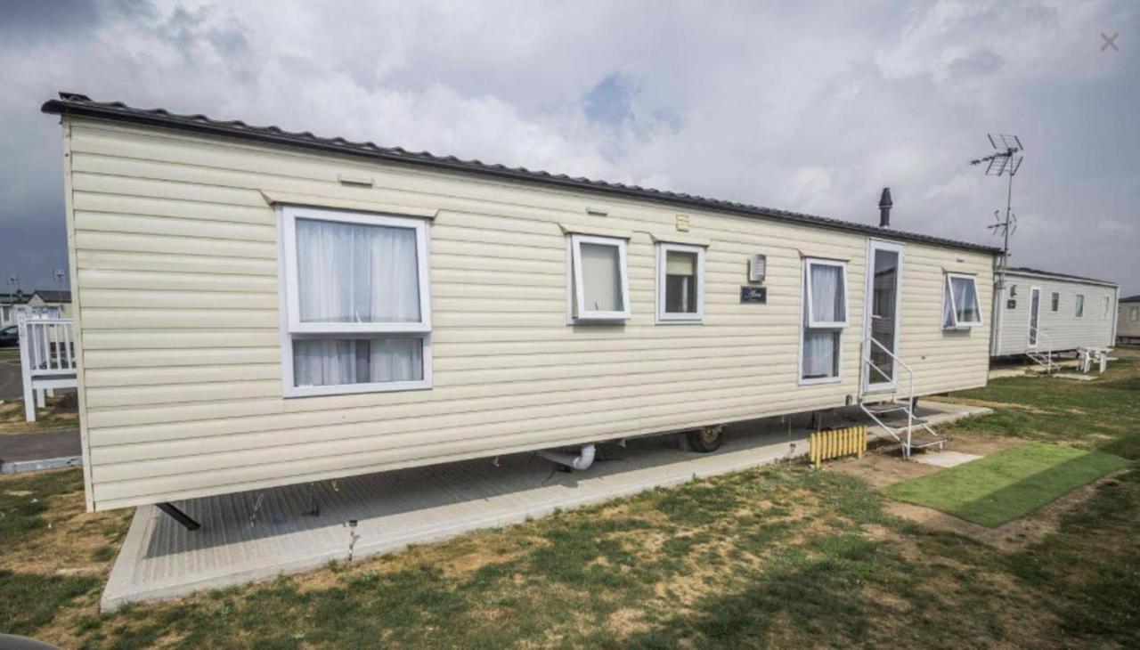 Impeccable 4-Bed Caravan In Clacton-On-Sea Kültér fotó